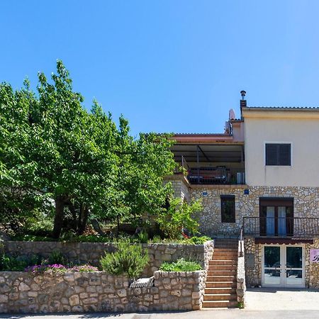 2 Bedroom Amazing Apartment In Njivice Exterior foto