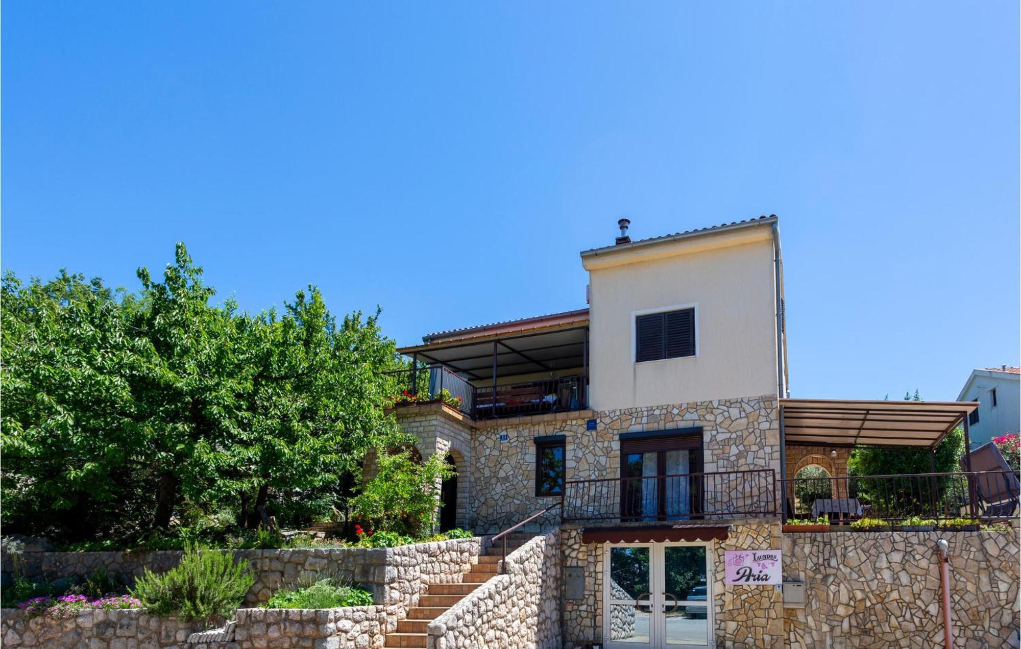 2 Bedroom Amazing Apartment In Njivice Exterior foto
