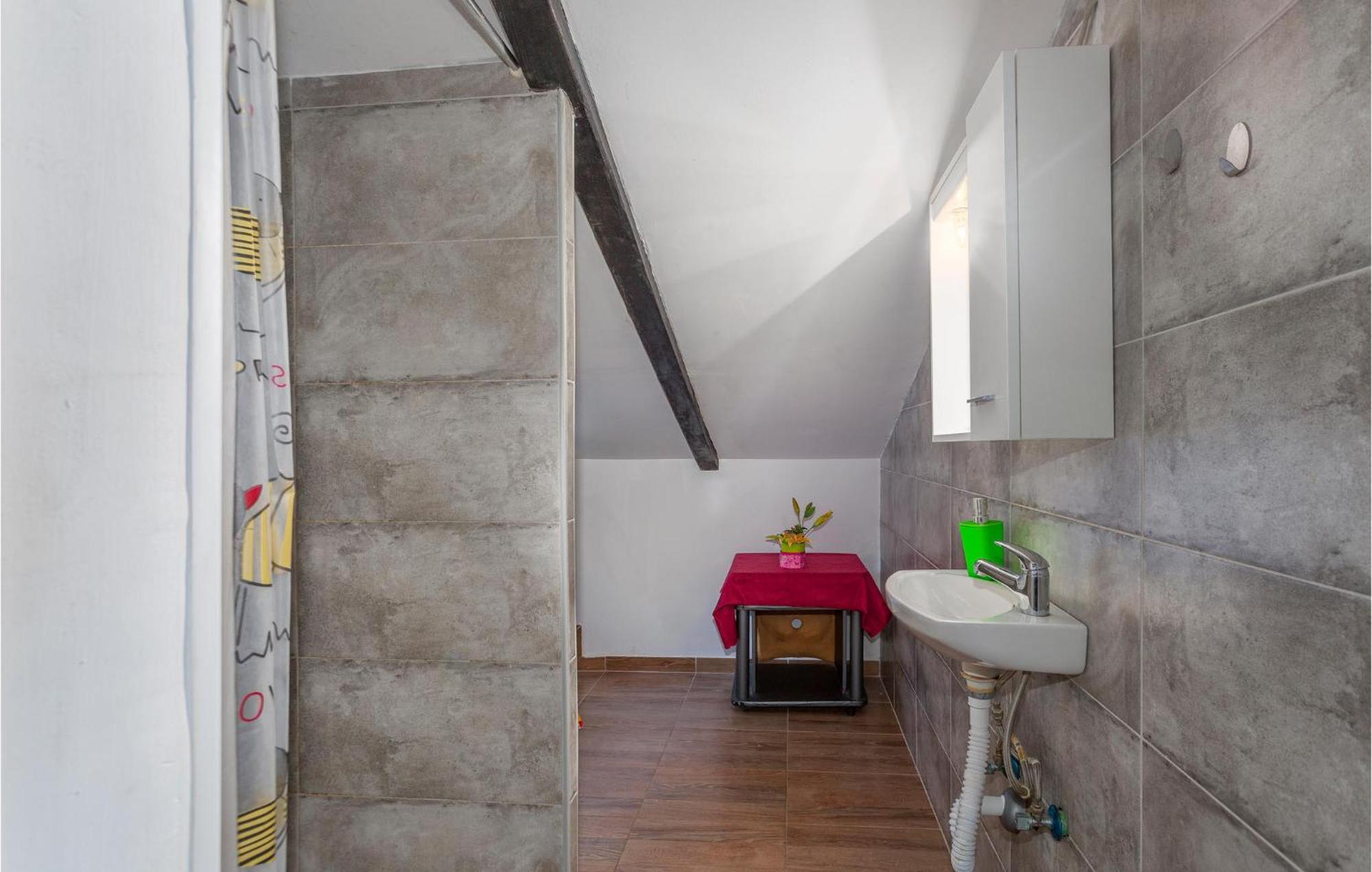 2 Bedroom Amazing Apartment In Njivice Exterior foto