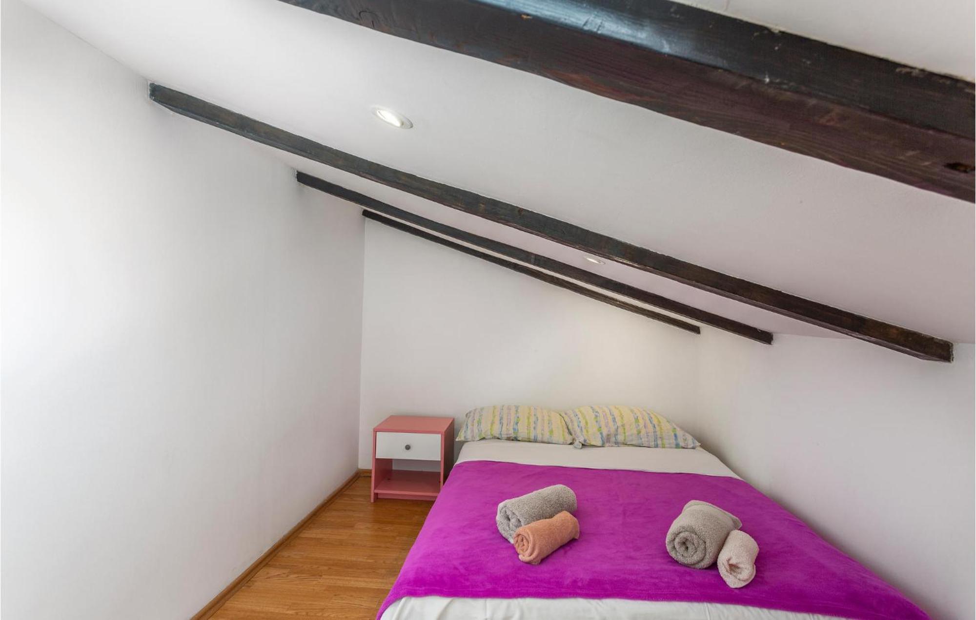 2 Bedroom Amazing Apartment In Njivice Exterior foto